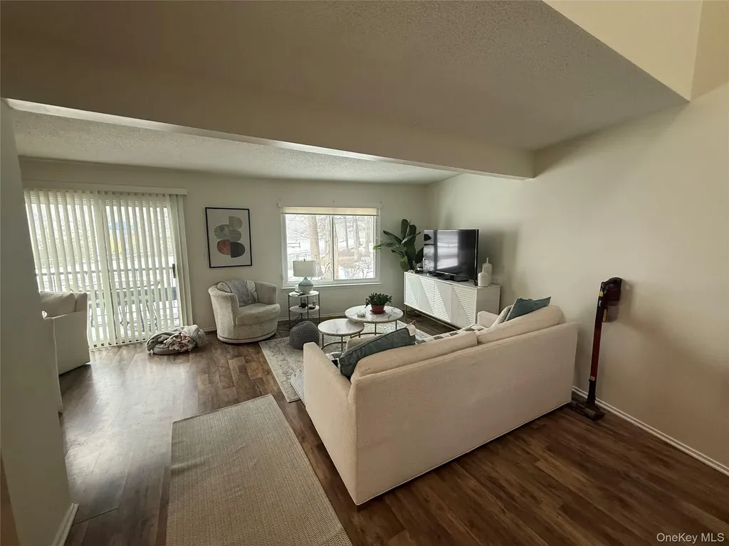 211 Treetop Circle Nanuet NY 10954