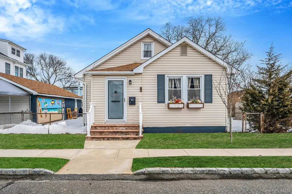 924 S 4th Street Lindenhurst NY 11757