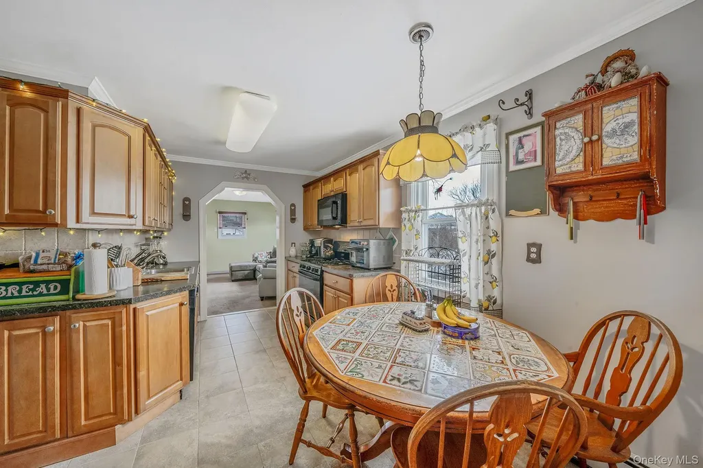 924 S 4th Street Lindenhurst NY 11757