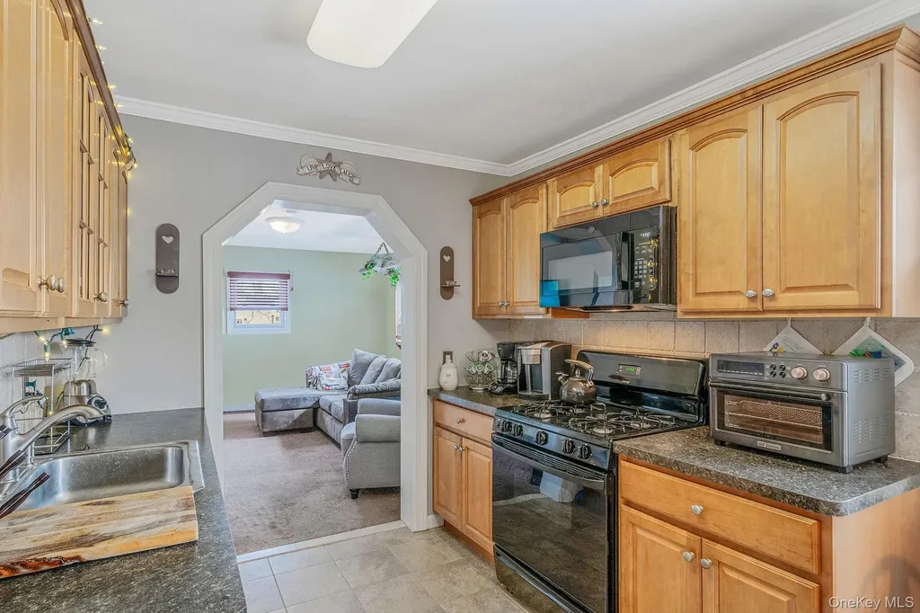 924 S 4th Street Lindenhurst NY 11757