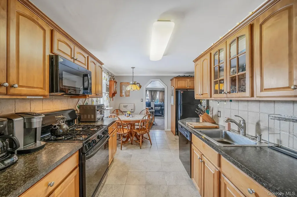 924 S 4th Street Lindenhurst NY 11757