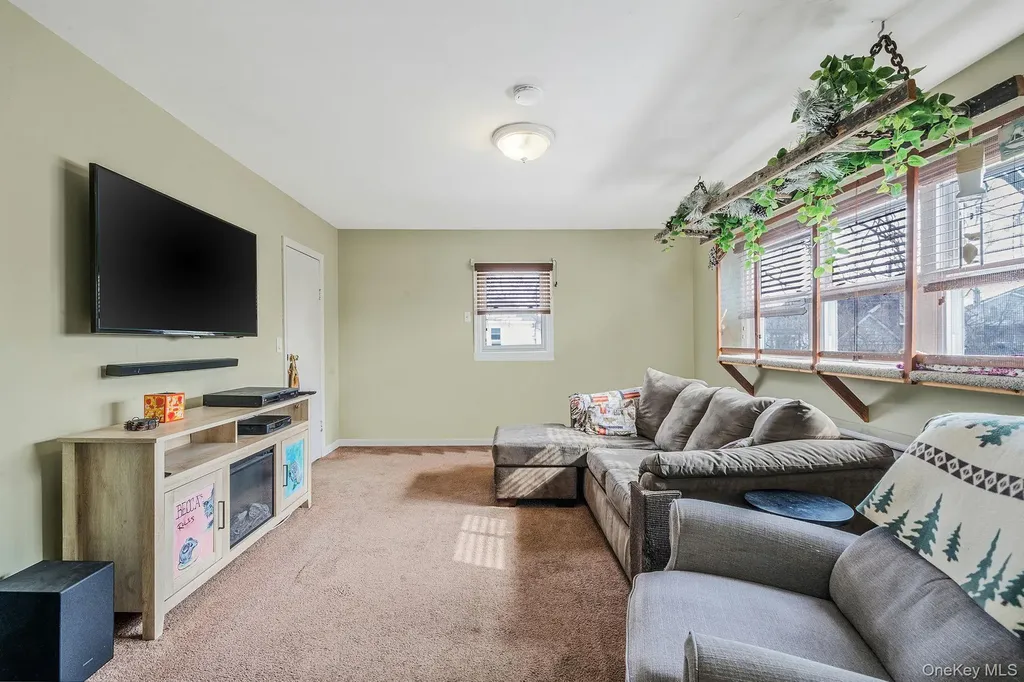 924 S 4th Street Lindenhurst NY 11757