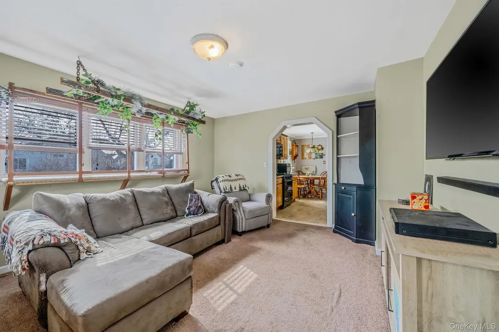 924 S 4th Street Lindenhurst NY 11757