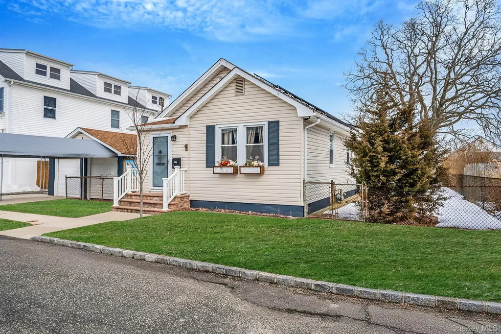 924 S 4th Street Lindenhurst NY 11757