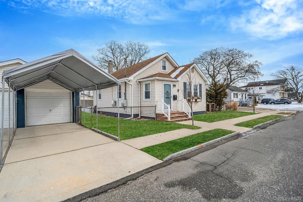 924 S 4th Street Lindenhurst NY 11757