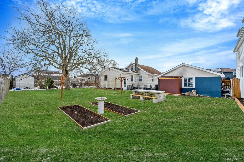 924 S 4th Street Lindenhurst NY 11757