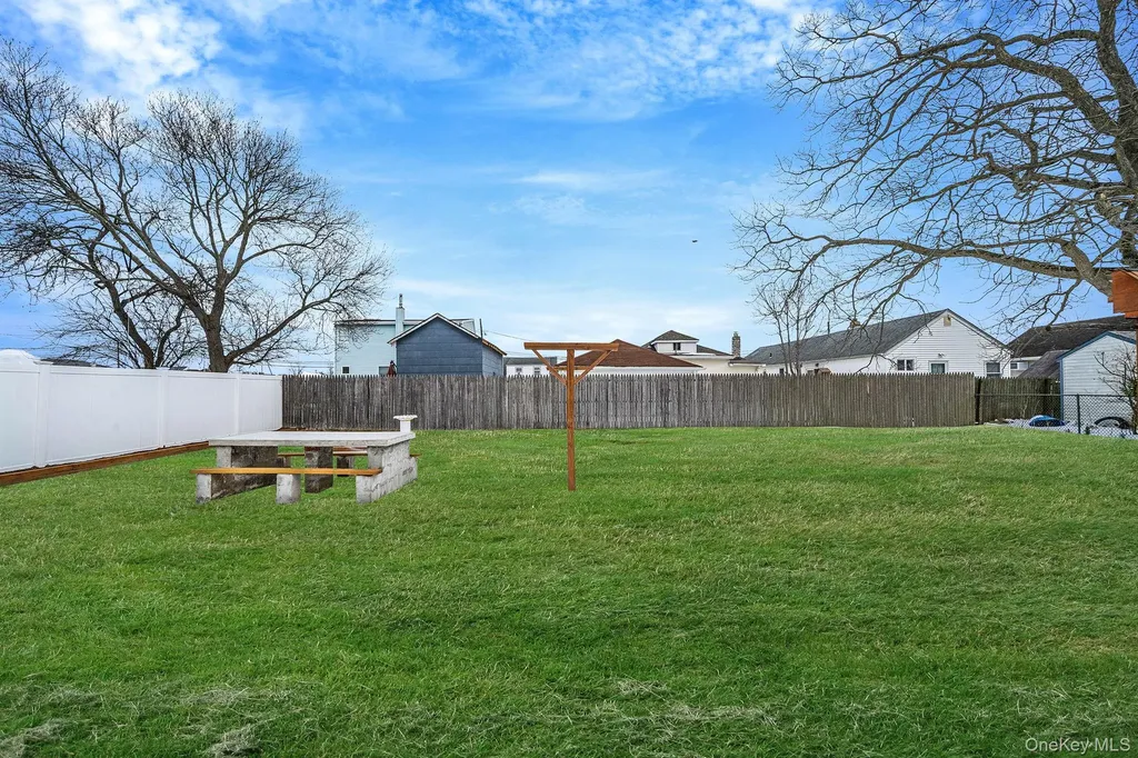 924 S 4th Street Lindenhurst NY 11757