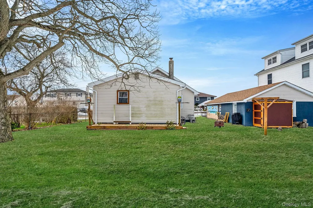924 S 4th Street Lindenhurst NY 11757