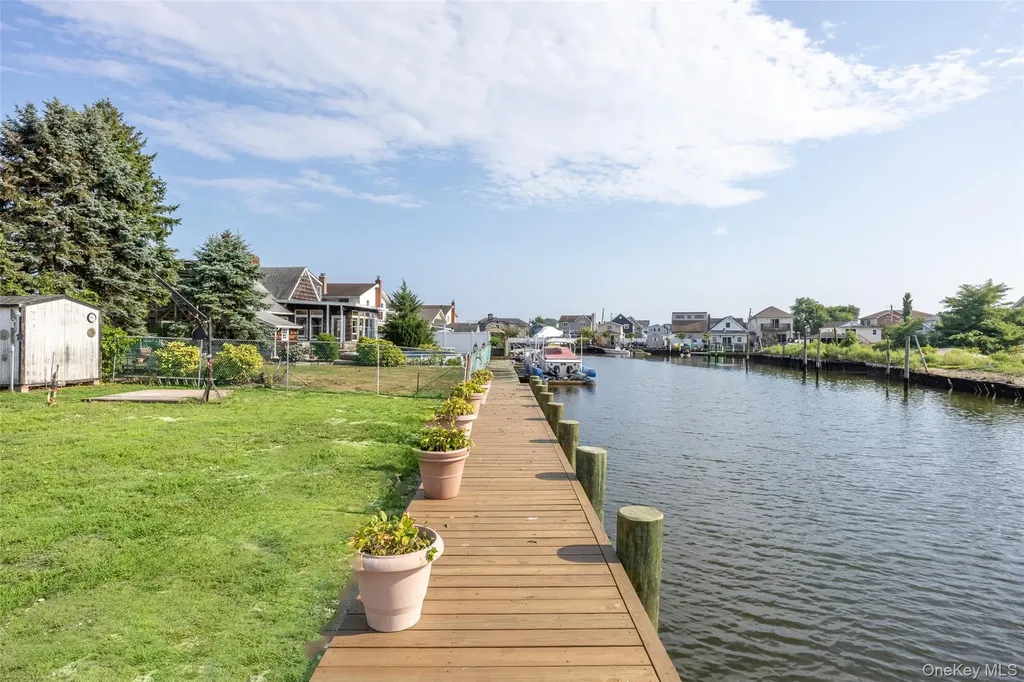 2436 Hempstead Lane Wantagh NY 11793