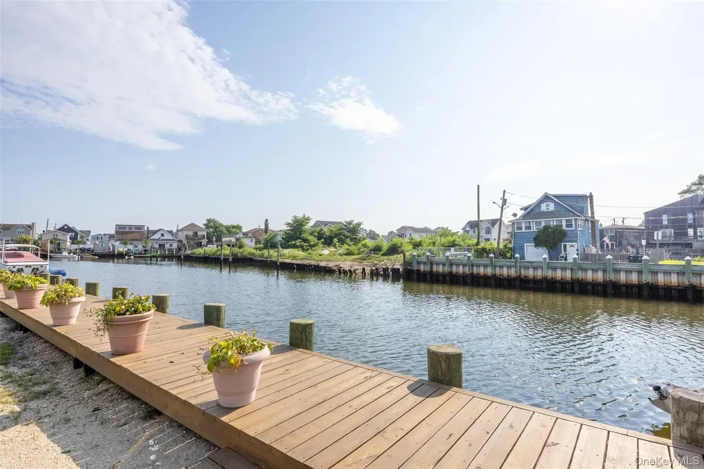 2436 Hempstead Lane Wantagh NY 11793