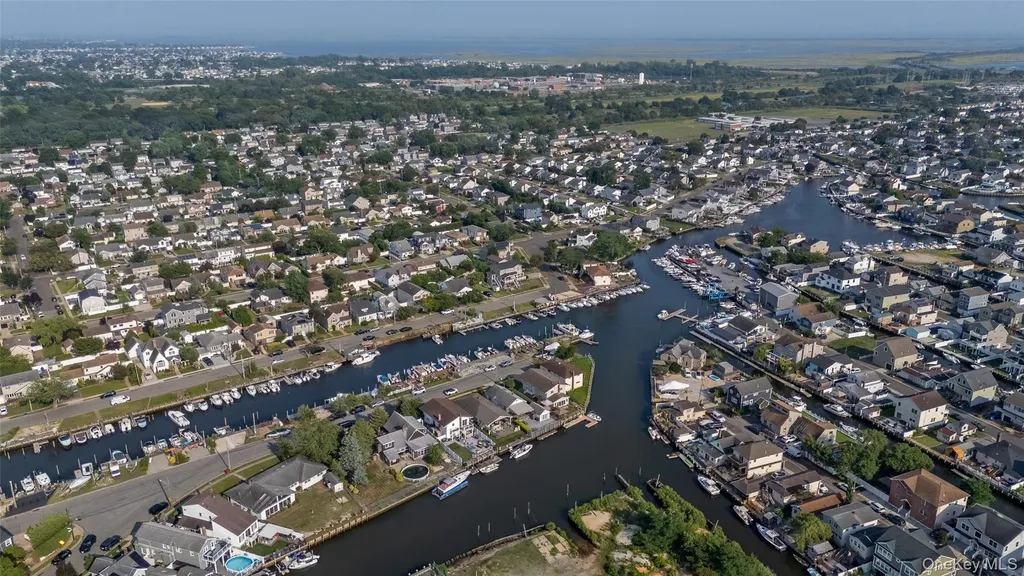 2436 Hempstead Lane Wantagh NY 11793