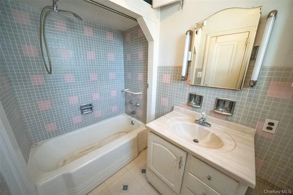 21 Park Avenue Malverne NY 11565
