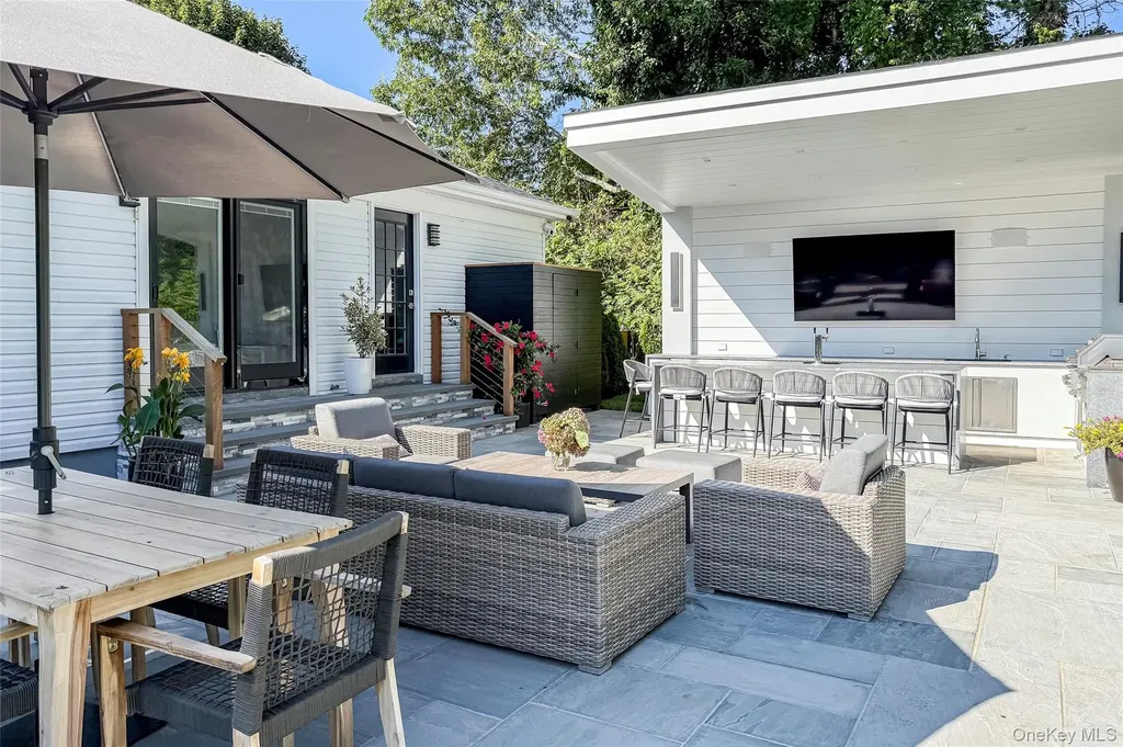 121 Ponquogue Avenue Hampton Bays NY 11946