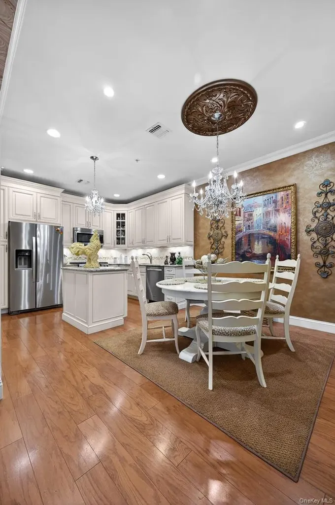 366 Roosevelt Way Westbury NY 11590
