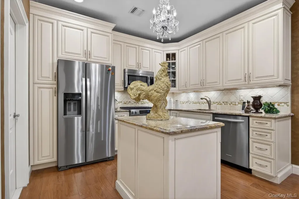 366 Roosevelt Way Westbury NY 11590