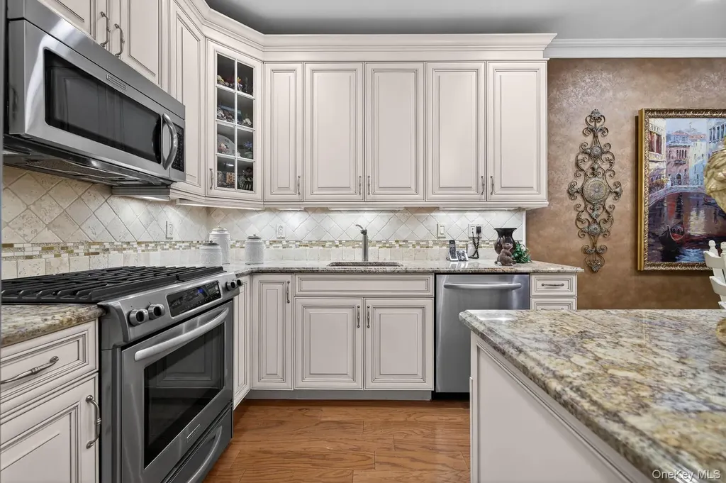 366 Roosevelt Way Westbury NY 11590