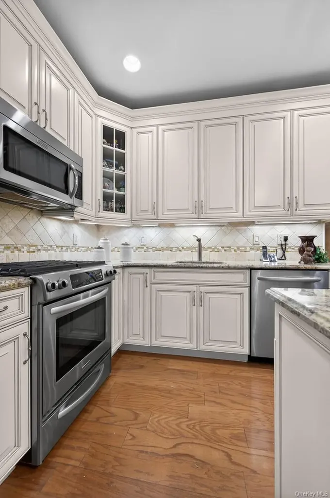 366 Roosevelt Way Westbury NY 11590