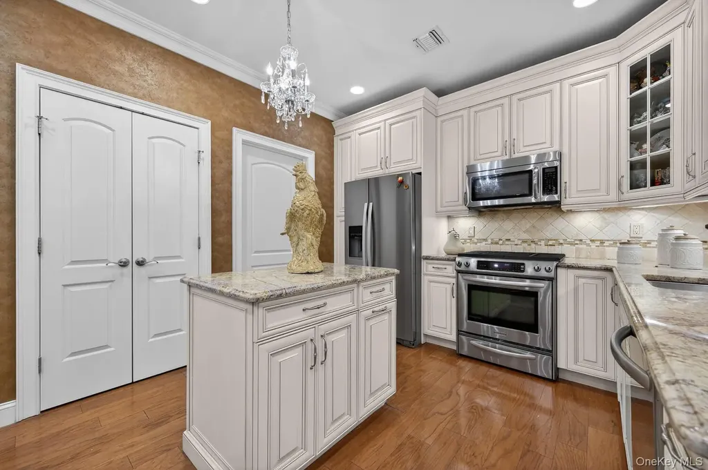 366 Roosevelt Way Westbury NY 11590