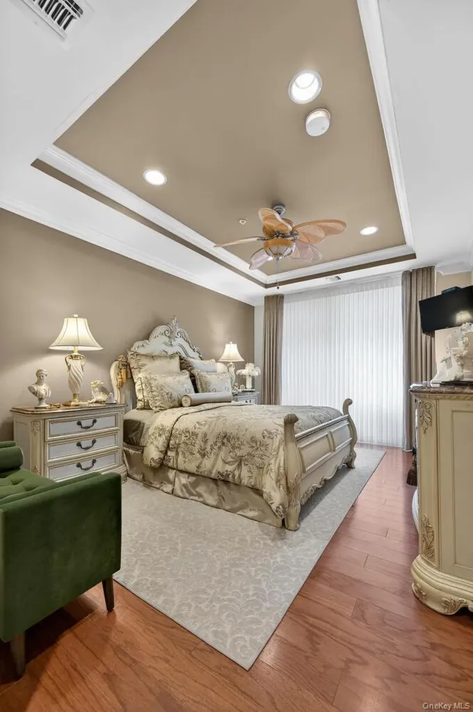 366 Roosevelt Way Westbury NY 11590