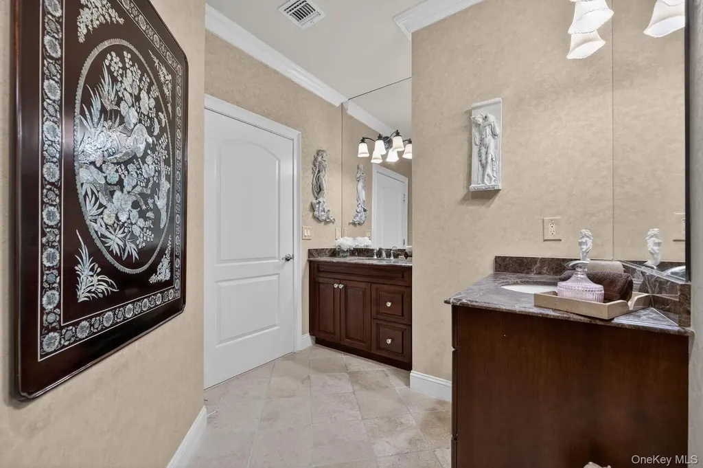 366 Roosevelt Way Westbury NY 11590