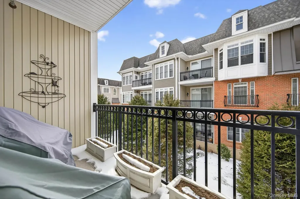 366 Roosevelt Way Westbury NY 11590