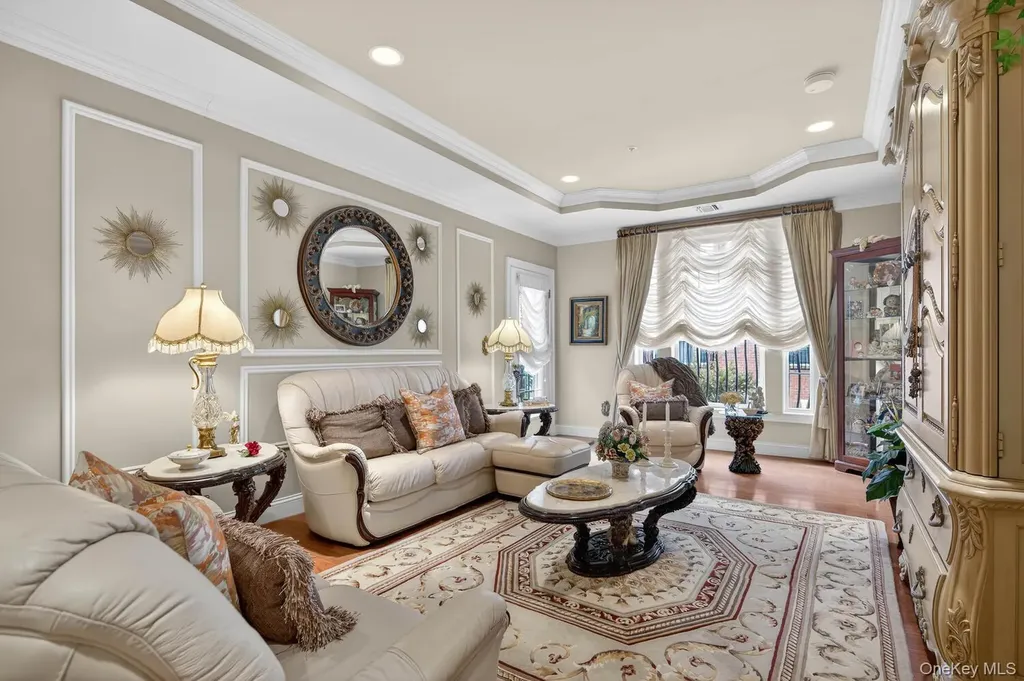 366 Roosevelt Way Westbury NY 11590