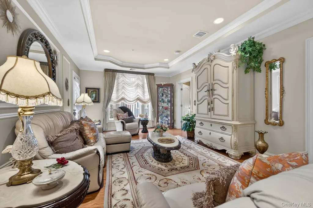 366 Roosevelt Way Westbury NY 11590