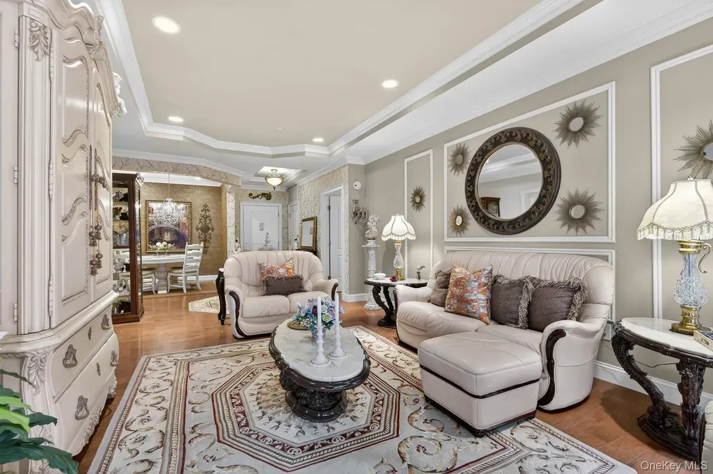 366 Roosevelt Way Westbury NY 11590