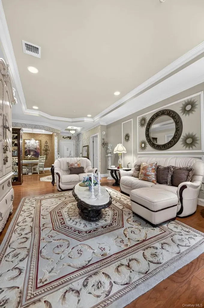366 Roosevelt Way Westbury NY 11590
