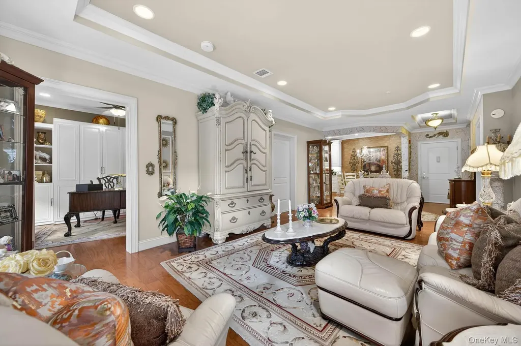 366 Roosevelt Way Westbury NY 11590