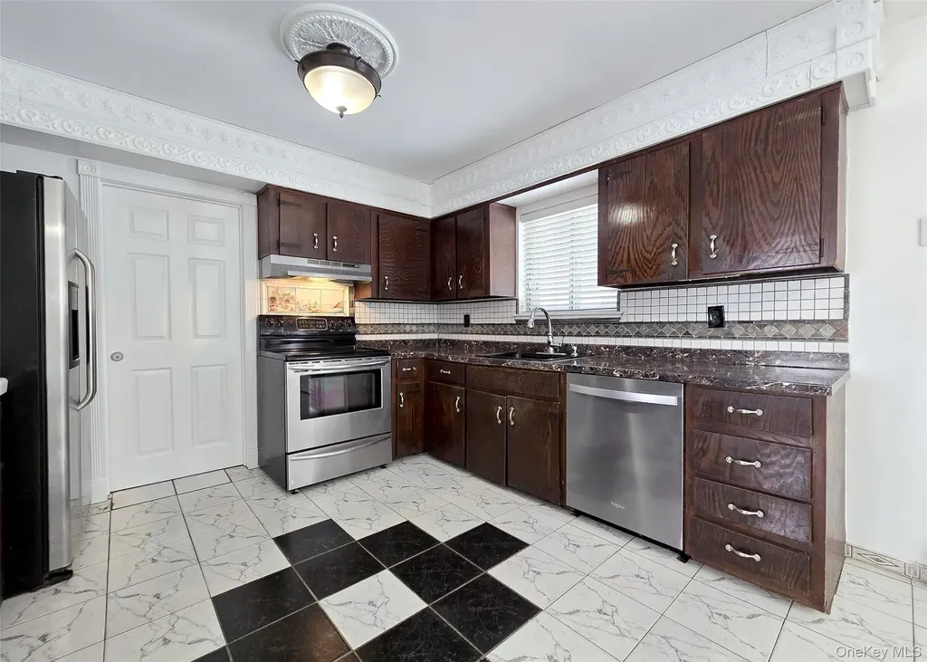 43 Fallen Leaf Road Holbrook NY 11741