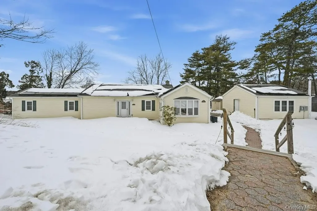 63 Lakeside Trail Ridge NY 11961