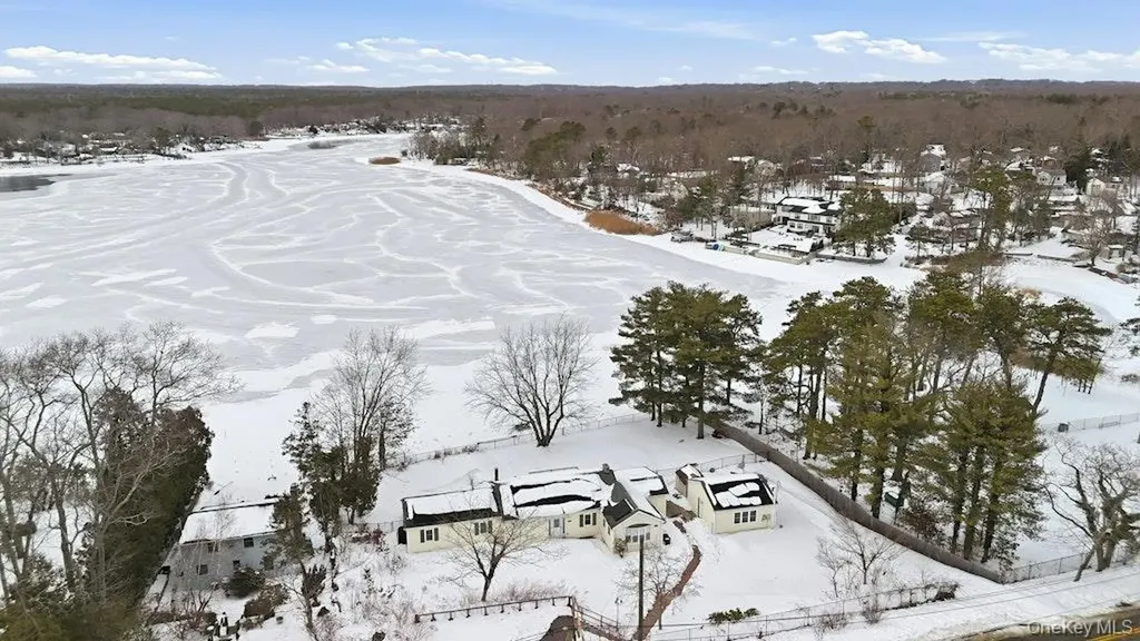 63 Lakeside Trail Ridge NY 11961