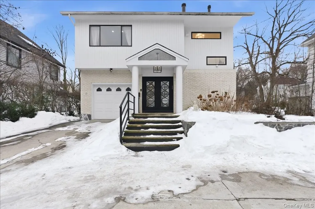 12 Red Brook Road Great Neck NY 11024