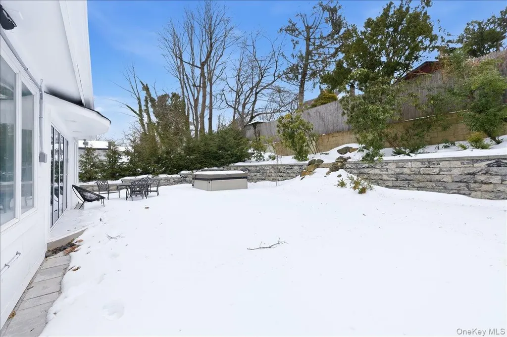 12 Red Brook Road Great Neck NY 11024