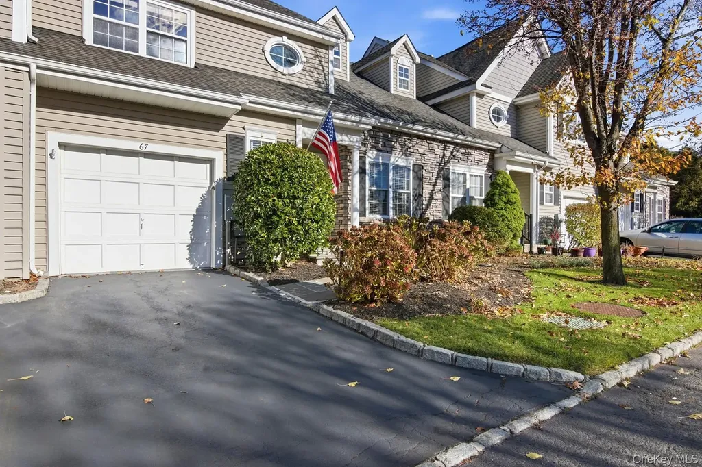 67 Paddington Circle Smithtown NY 11787