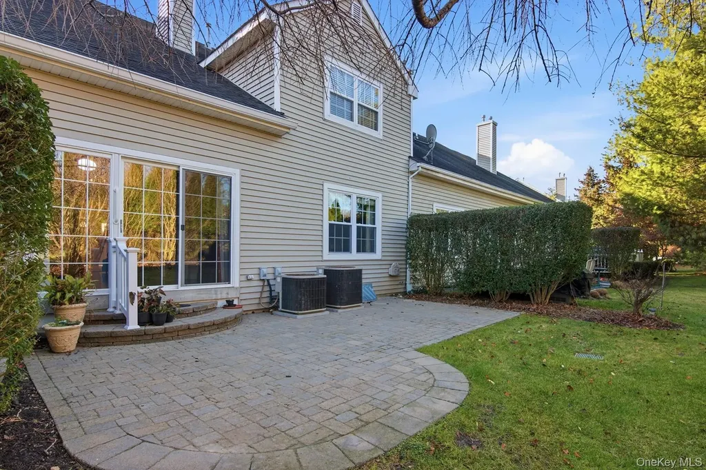 67 Paddington Circle Smithtown NY 11787