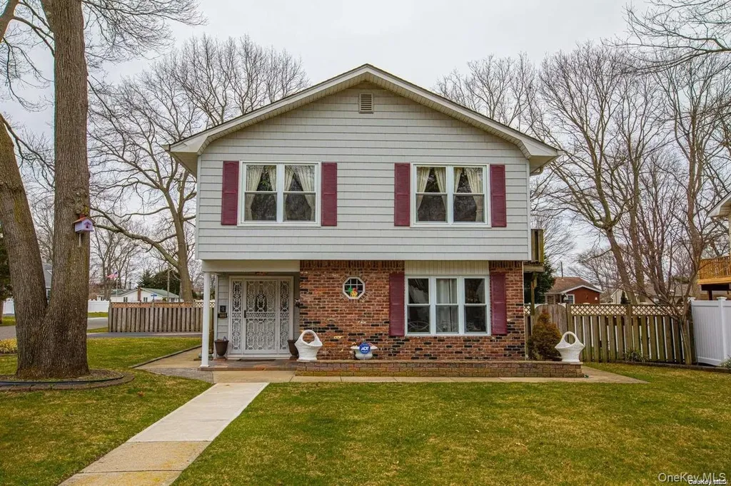 1093 Oakneck Road Bay Shore NY 11706