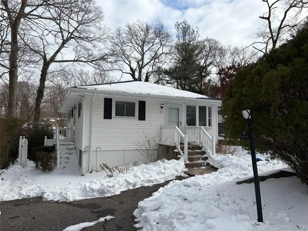41 Robin Road Rocky Point NY 11778