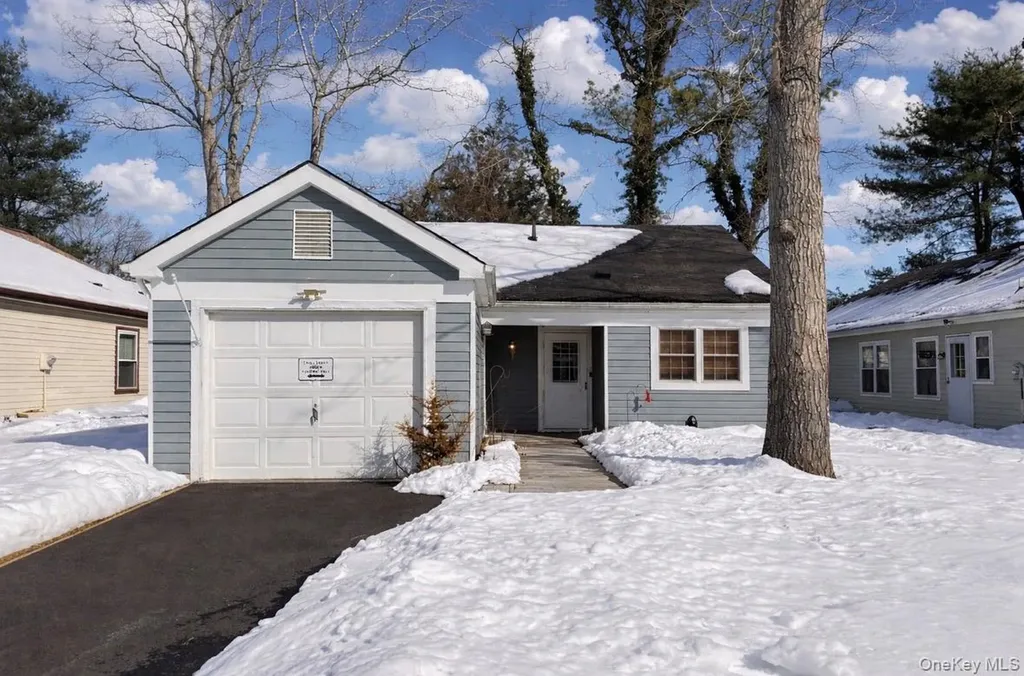 206 Belfast Lane Ridge NY 11961