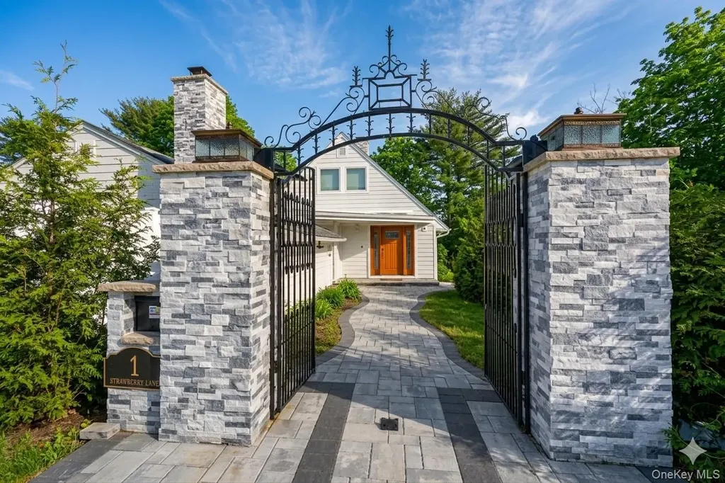 1 Strawberry Lane Roslyn Heights NY 11577