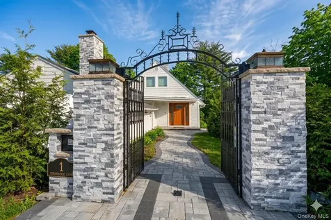 1 Strawberry Lane Roslyn Heights NY 11577