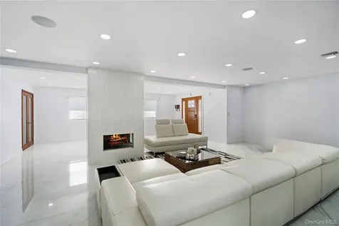 1 Strawberry Lane Roslyn Heights NY 11577