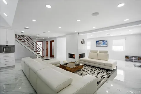 1 Strawberry Lane Roslyn Heights NY 11577