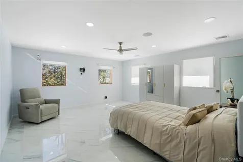 1 Strawberry Lane Roslyn Heights NY 11577