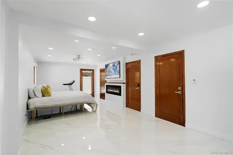 1 Strawberry Lane Roslyn Heights NY 11577