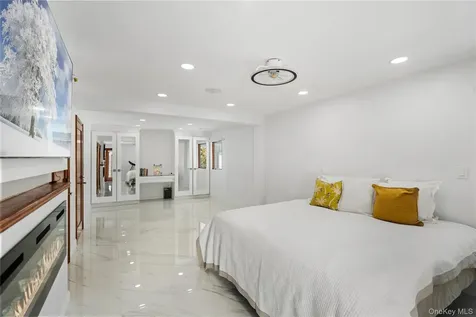 1 Strawberry Lane Roslyn Heights NY 11577