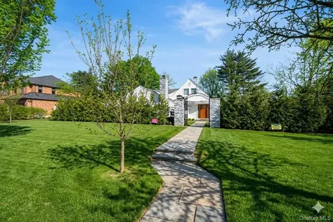 1 Strawberry Lane Roslyn Heights NY 11577