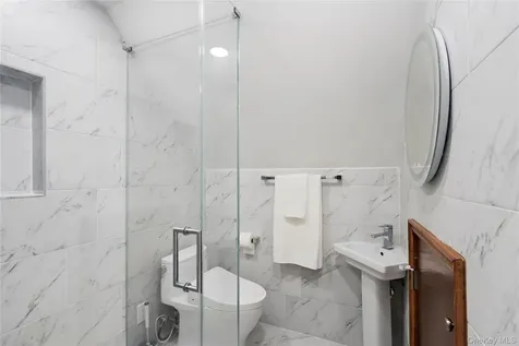 1 Strawberry Lane Roslyn Heights NY 11577