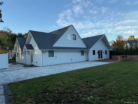 1 Strawberry Lane Roslyn Heights NY 11577